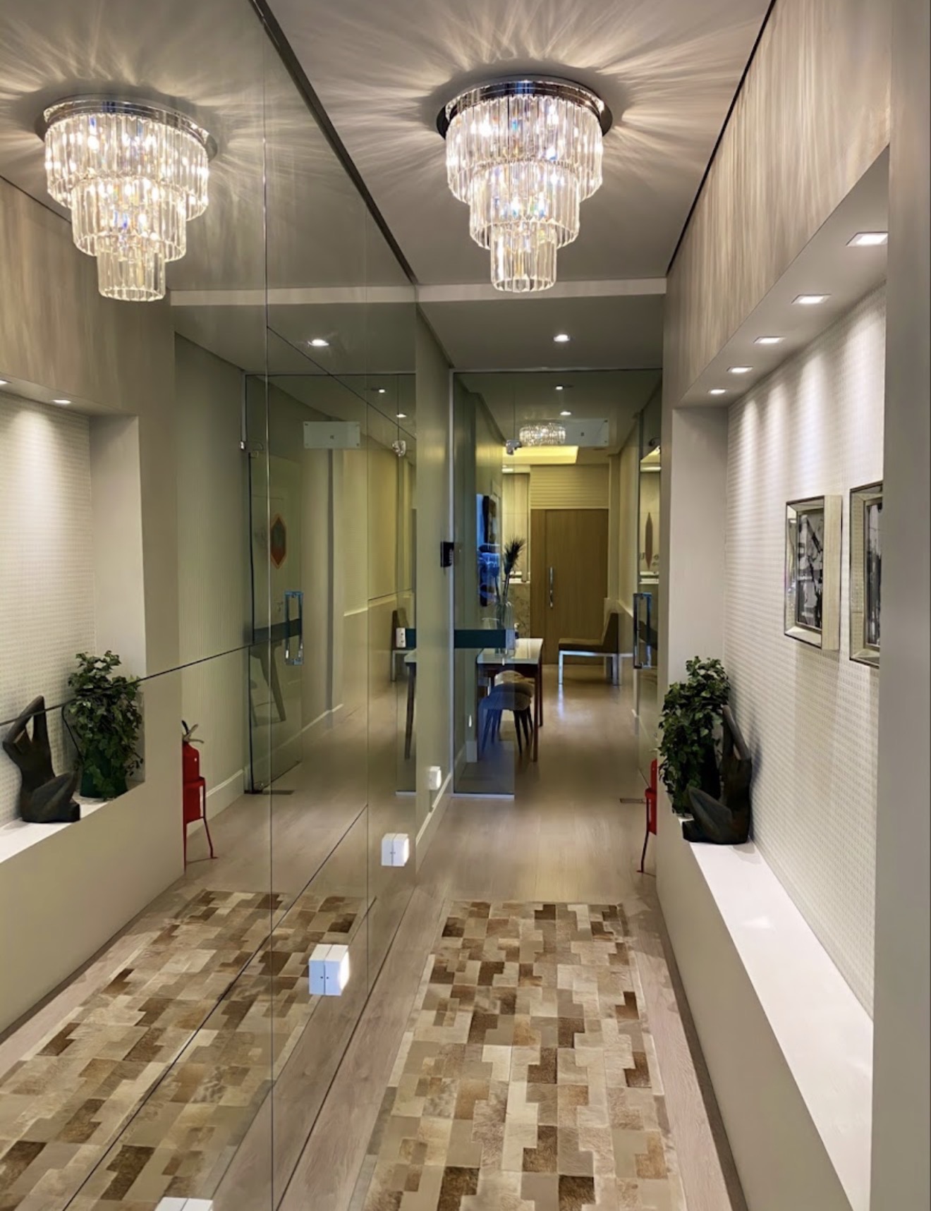 Corredor interno do consultório com iluminação e paredes espelhadas