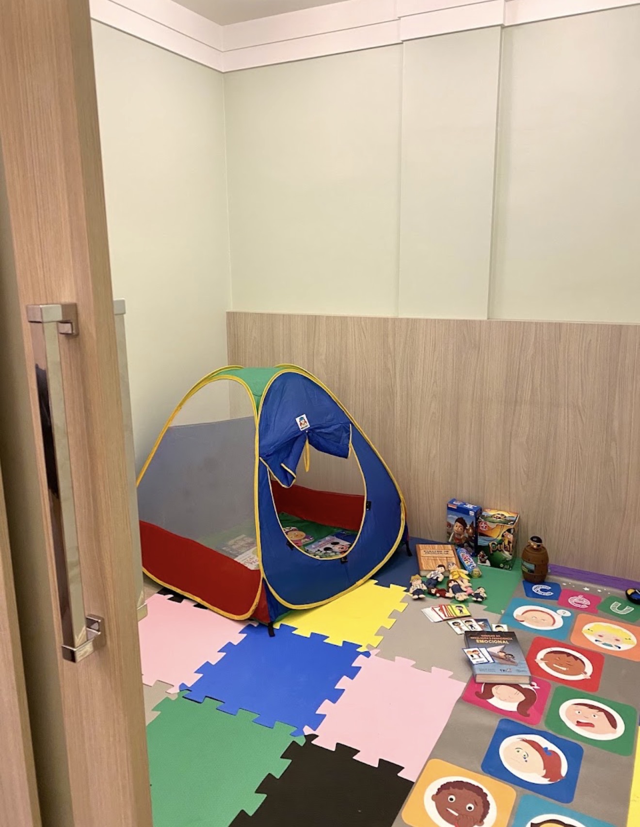 Espaço infantil com brinquedos e recursos terapêuticos